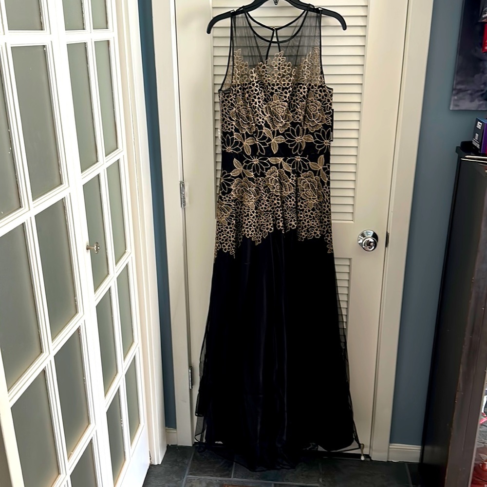 Tahari Arthur S. Levin Dress • Size 6